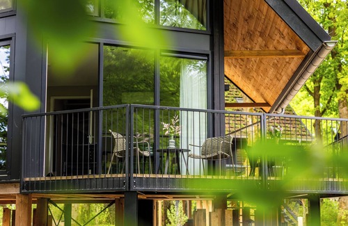 Wekerom House | The distinctive Nature Villas are suitable for up to 5 people and offer extra comfort with a private hot tub. The villas feature 2 bedrooms with en-suite bathrooms including toilets and an additional separate toilet, spread over 2 floors.