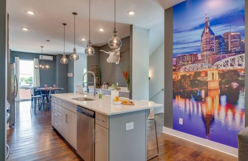 East Hill House | The Dolly: Breezy Rooftop, Iconic Art Retreat