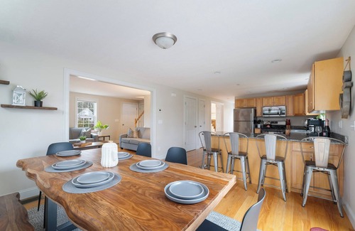 East Falmouth House | The Driftwood Home, 5 min from Mashpee Commons, AC