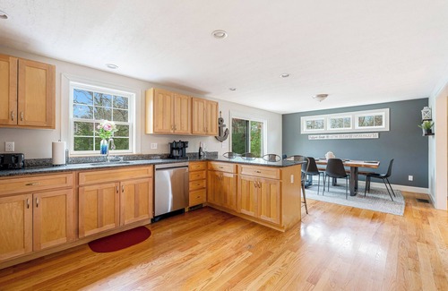 East Falmouth House | The Driftwood Home, 5 min from Mashpee Commons, AC
