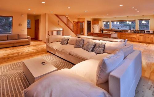 Upper Kingsbury House | The Elevator House - Sleeps 10