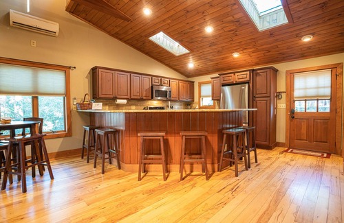 Mill Ridge Ski Chalet | The Elk Chalet: King Bed Suite, Hot Tub w/S'mores Bar & Putt-Putt!⛳️