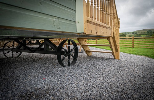 Kirkby Stephen Cabin | The Elm Shepod - Smardale Mill - Modern cosy glamping pod with amazing views, Sleeps 4 guests in 1 b