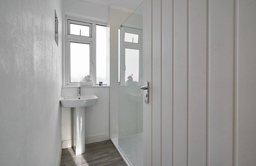 Cribbs Causeway Apartment | The Emerald | 6 Beds | Contractors | Free Parking