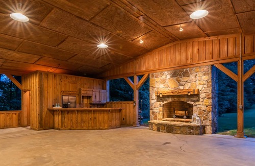 Calhoun House | The Falls at Whitetail Ranch - Intimate Retreat