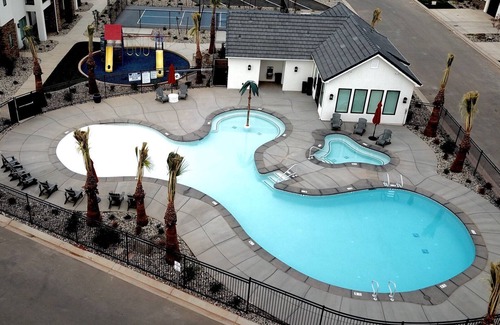 Washington Fields Condo | 🐄The Farm House 🐄 POOL IS OPEN!