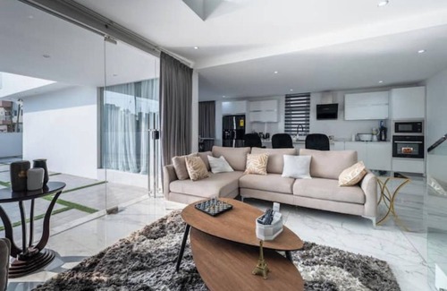Labone House | The Fii, Elegant Home in Accra, 7 mins away from Airport