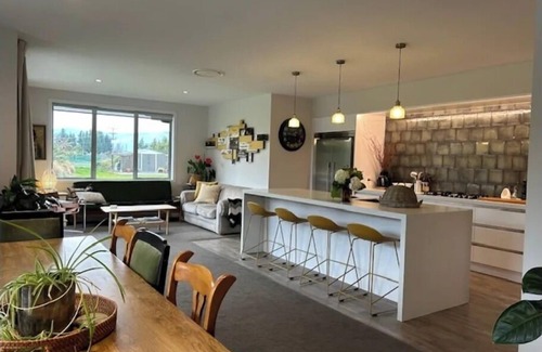 Albert Town House | The Fitchew Inn: A beautiful, spacious family holiday home. Pet friendly.