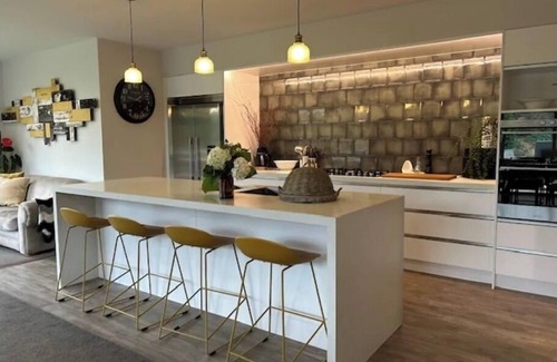 Albert Town House | The Fitchew Inn: A beautiful, spacious family holiday home. Pet friendly.
