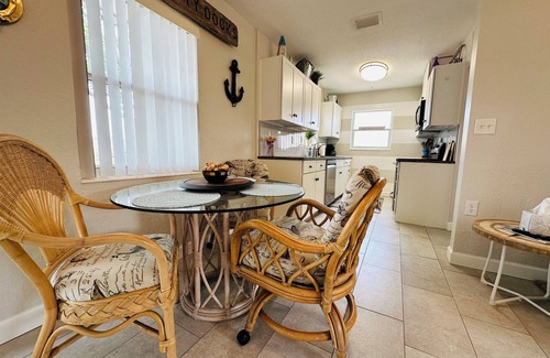 Crystal Beach Cottage | The Flip Flop Waterfront Beach Retreat - Close to Beaches