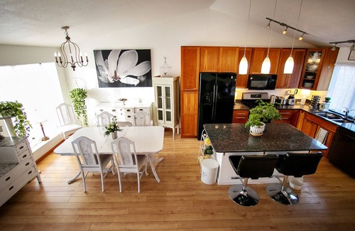 Lafayette House | The Flower Artist Home- walk to Pub, Shops & Trails. Dog-friendly!