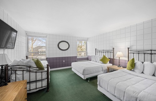 Lakeside Hotel | The Fountain Inn