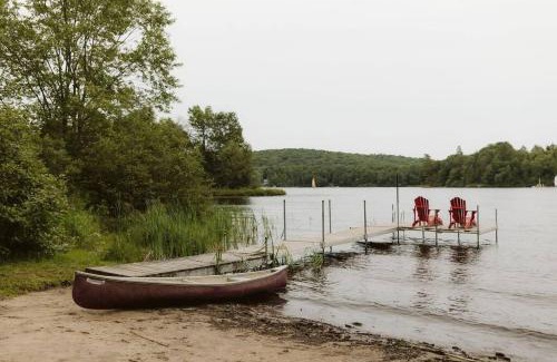 Novar House | The Fox Lakefront Cottage with PrivateBeach and Sauna