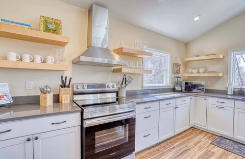 Front Royal Cabin | The Foxwood Cabin | Hot Tub, Screened Porch, Grill