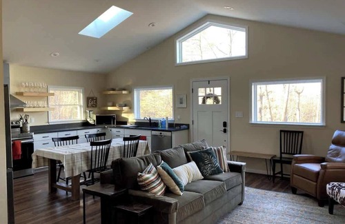 Front Royal Cabin | The Foxwood Cabin | Hot Tub, Screened Porch, Grill