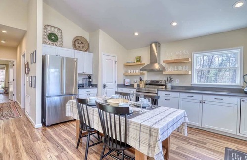 Front Royal Cabin | The Foxwood Cabin | Hot Tub, Screened Porch, Grill
