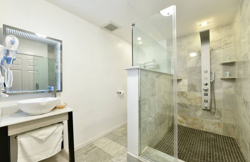 Freeport Hotel | The Freeport Inn and Marina