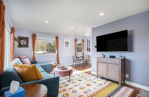 Arvada Plaza Area House | The Funky Flamingo Hot Tub Bbq Fire Pit