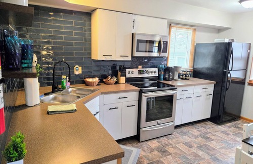 Galesburg House | The Galesburg Escape! King bed, Pet friendly, Game room