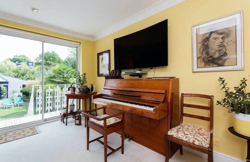 Turnham Green House | The Gallery of Colour, by Veeve