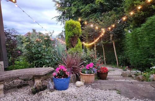 Heaton Norris Apartment | The Garden Apartment, Near Airport & City