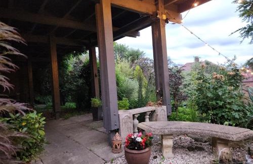 Heaton Norris Apartment | The Garden Apartment, Near Airport & City