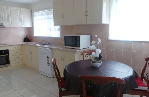 South Tamworth House | The Garden House - FREE Wi-Fi & FOXTEL, AFFORDABLE