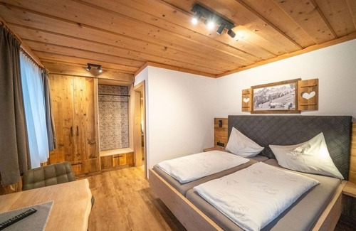 Filzmoos Bed & Breakfast | The Geierberg - double room with balcony, shower, WC