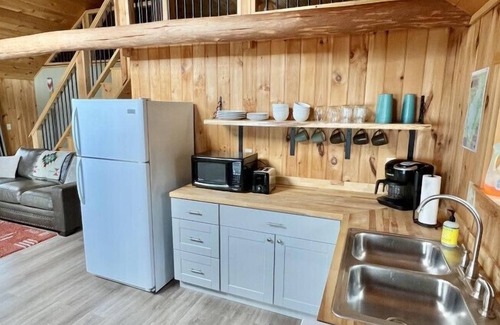 Burnham Cabin | The Getaway- A Cozy Lakeside Cabin
