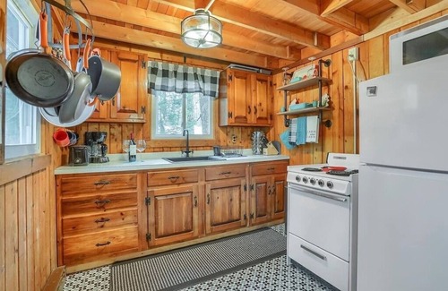 Albrightsville Cabin | The Gingerbread-Pocono cozy w/hot tub near lakes!