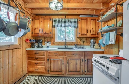 Albrightsville Cabin | The Gingerbread-Pocono cozy w/hot tub near lakes!