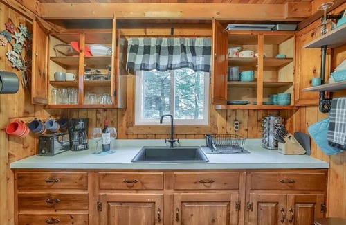 Albrightsville Cabin | The Gingerbread-Pocono cozy w/hot tub near lakes!