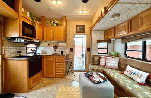 Leon Junction House | The Glamper Spacious 5th Wheel