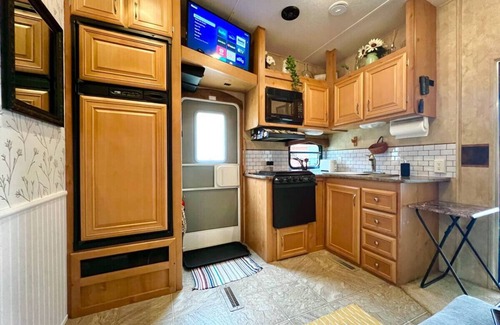 Leon Junction House | The Glamper Spacious 5th Wheel