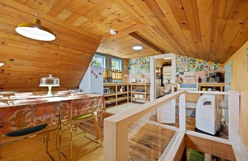 Wilmington Apartment | The Glass Garden - 60s/70s Retro-Themed Apartment