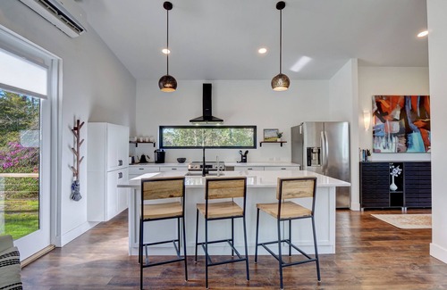 Ogden House | The Glass House-NEW LISTING! Surrounded by nature. Close to Beach