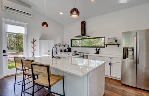 Ogden House | The Glass House-NEW LISTING! Surrounded by nature. Close to Beach