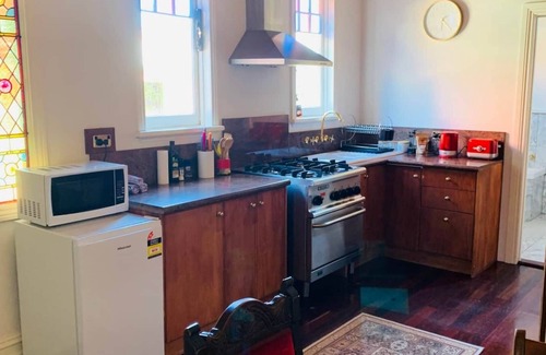 Castlemaine House | The Globe Cottage