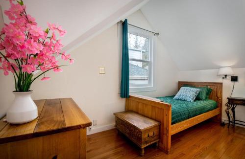 Grass Valley House | The Golden Parlor- Historic Victorian, Hot Tub