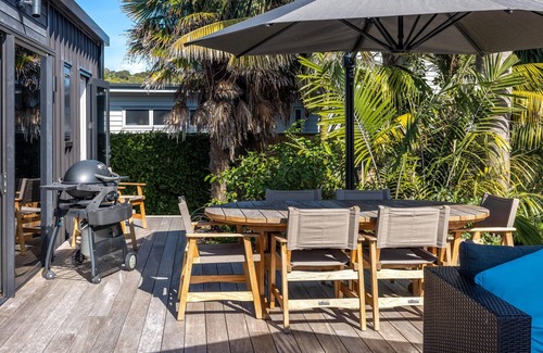 Blackpool House | The Golden Pohutukawa - Beach House - The Golden Pohutukawa - Beach House is a newly built, premium holiday home in an absolute beach front location. With two bedrooms one king and one queen and two bathrooms, this is a wonderful option for up to 4 g