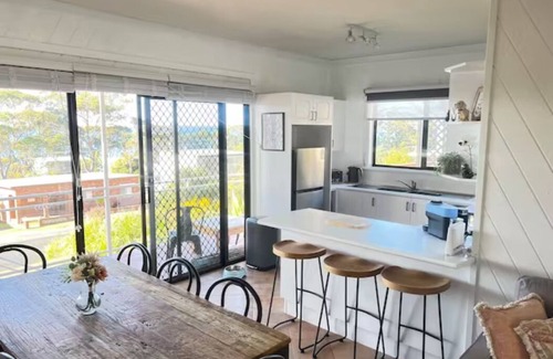 Hyams Beach House | The Golden Retreat @ Hyams Beach - Pet Friendly, Linen & Wifi Provided