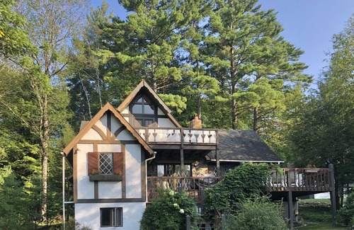 Huletts Landing House | The Goldey House with Private Lake Front Patio
