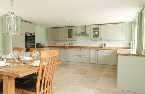 Burton Bradstock House | THE GRANARY, BURTON BRADSTOCK, family friendly in Burton Bradstock
