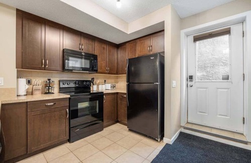 Southeast Calgary House | The Grande 1BD 1BA - Full Kitchen Guest Suite