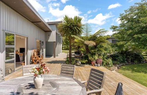 Whangamata House | The Grass is Greener Getaway - Private Hot Tub