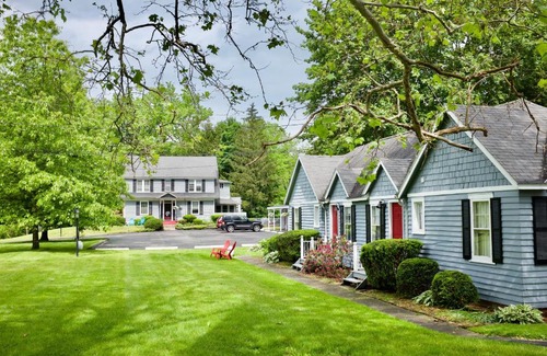 Ithaca Hotel | The Grayhaven Motel