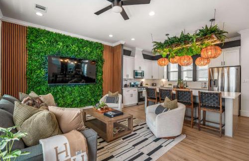 South Central Houston House | The Green Haus: Luxxe Cabana Rooftop Retreat