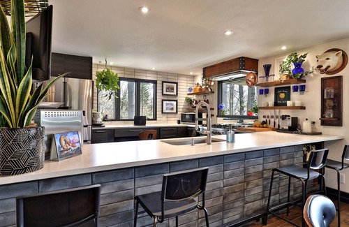 Killington House | The Green House: Killington's Most Unique Ski Home. Close to Resort. Hot Tub. Upper Unit