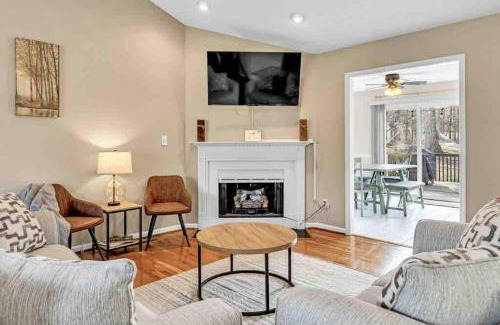 Pleasant Garden Apartment | The Greensboro Getaway, Hot Tub and Solitude
