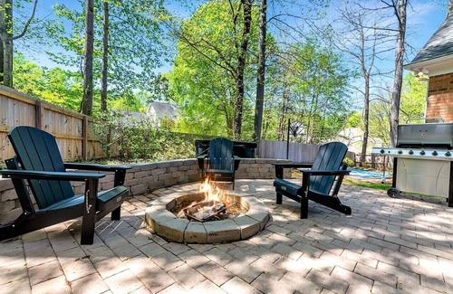 Greensboro House | The Greensboro Manor | HotTub + FirePit + Basketball Court + 15 Min To Sedgefield CC